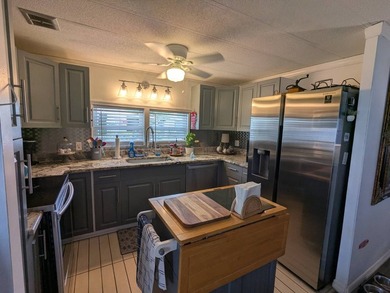 Welcome home to this beautiful unfurnished 2 bdrm 2 bath Double - photo 4