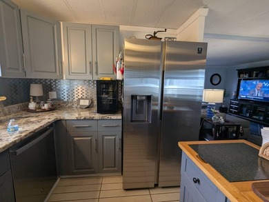 Welcome home to this beautiful unfurnished 2 bdrm 2 bath Double - photo 6