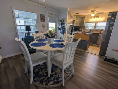 Welcome home to this beautiful unfurnished 2 bdrm 2 bath Double - photo 9