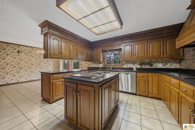 Welcome to this stunning all-brick estate that exudes timeless - photo 31
