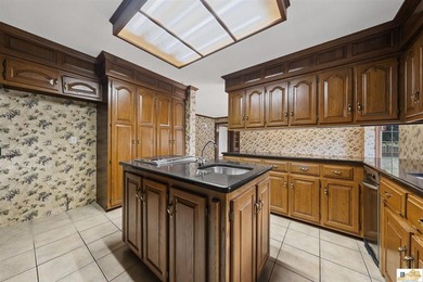 Welcome to this stunning all-brick estate that exudes timeless - photo 32