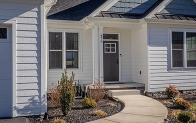 Looking to downsize, this home is perfect! Beautiful home in the - photo 2