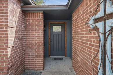 *PRICE REDUCTION!* Welcome to this beautifully renovated - photo 4