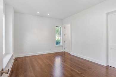 Welcome to 166 Ferry Rd, a luxurious black and white batten - photo 14