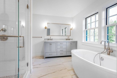 Welcome to 166 Ferry Rd, a luxurious black and white batten - photo 17