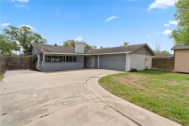 Welcome to 913 Pyramid Dr., a spacious and versatile home - photo 4