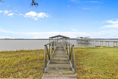 Welcome to the lake! Cozy lakeside cottage with original charm - Lake Home For Sale in Fort Worth, Texas