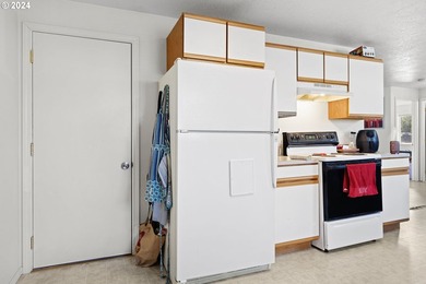 Great investment opportunity! Newer duplex built in 2002. Each - photo 11