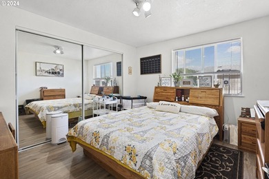 Great investment opportunity! Newer duplex built in 2002. Each - photo 14