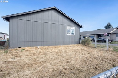 Great investment opportunity! Newer duplex built in 2002. Each - photo 22