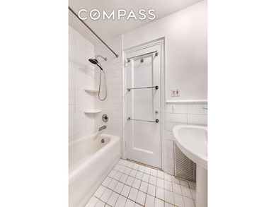 Welcome to a truly special Park Avenue residence that seamlessly - photo 4
