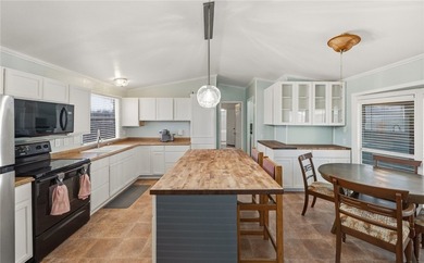 Beautifully Remodeled 3-Bedroom, 2-Bath Manufactured Home on Two - photo 7