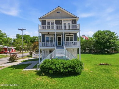 Discover this exceptional custom-built cottage-style retreat - photo 1