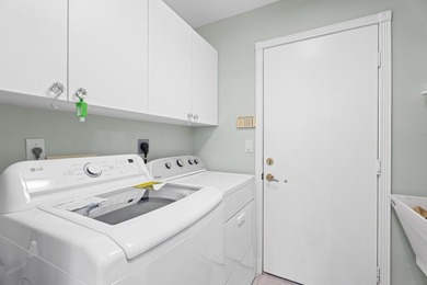 Beautiful & Spacious 4 bed/3 bath 3 car garage POOL home in the - photo 31