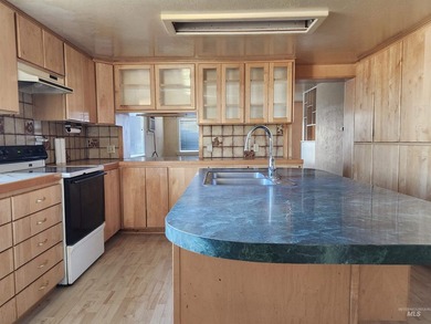 This Nampa charmer has so much to offer - beautiful custom