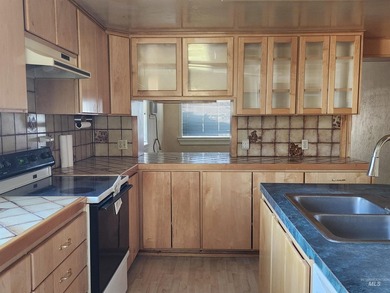 This Nampa charmer has so much to offer - beautiful custom