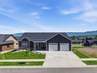 Stunning NEW CONSTRUCTION Home with Panoramic Views in a Prime - photo 3