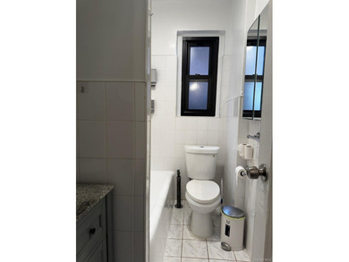 Bright and Spacious 850 square feet, move-in ready, 1 bedroom, 1 - photo 5