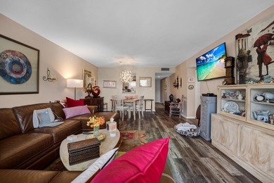 Lovely condo in the heart of Huntington Lakes. South facing unit - photo 14