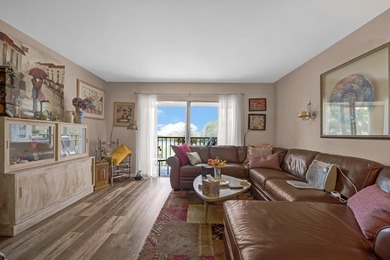 Lovely condo in the heart of Huntington Lakes. South facing unit - photo 18
