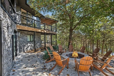 This one-of-a-kind octagon shaped lakefront home offers a - photo 45