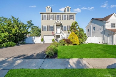 Welcome to this distinguished colonial residence tucked away in - photo 1