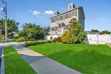Welcome to this distinguished colonial residence tucked away in - photo 2