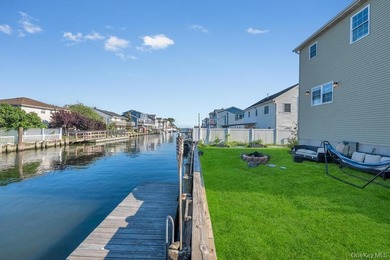 Welcome to this distinguished colonial residence tucked away in - photo 6