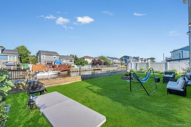 Welcome to this distinguished colonial residence tucked away in - photo 8