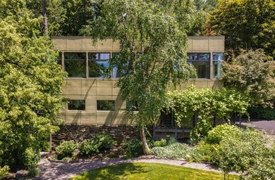 Simply Grand. This waterfront wonder is perched like an eagle - photo 5