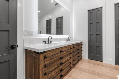 Completely Designer 6 BD 5.5 BA in Devon Place with elevated - photo 32