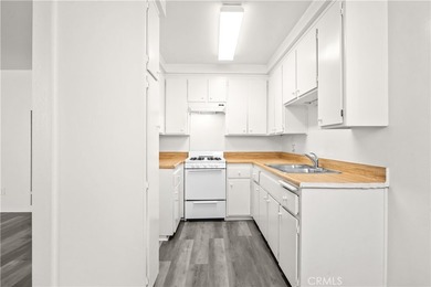 Welcome to this beautifully updated top-floor 1-bedroom, 1-bath - photo 14