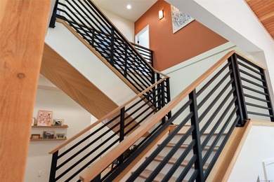 Custom-built in 2021, this West Coast Scandinavian contemporary - photo 31