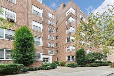 Thoughtfully Renovated Junior 4/2 Bedroom at The Gregory House - photo 1