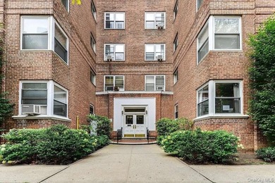 Thoughtfully Renovated Junior 4/2 Bedroom at The Gregory House - photo 2