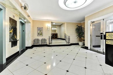 Thoughtfully Renovated Junior 4/2 Bedroom at The Gregory House - photo 3