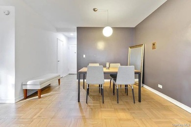 Thoughtfully Renovated Junior 4/2 Bedroom at The Gregory House - photo 5