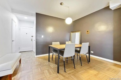 Thoughtfully Renovated Junior 4/2 Bedroom at The Gregory House - photo 6