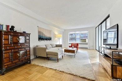 Thoughtfully Renovated Junior 4/2 Bedroom at The Gregory House - photo 7