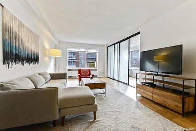 Thoughtfully Renovated Junior 4/2 Bedroom at The Gregory House - photo 8