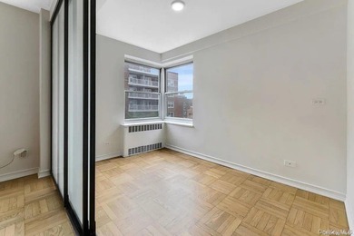 Thoughtfully Renovated Junior 4/2 Bedroom at The Gregory House - photo 9