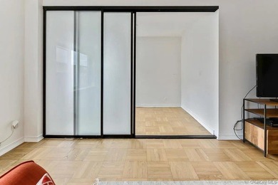 Thoughtfully Renovated Junior 4/2 Bedroom at The Gregory House - photo 10