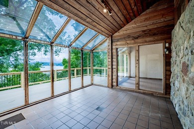 Wake up to breathtaking water views and unwind to glowing - photo 15