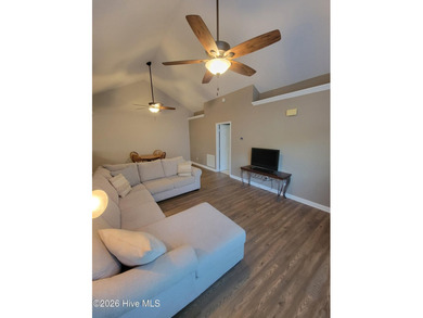 Welcome to this beautifully maintained 2-bedroom, 2-bath - photo 4