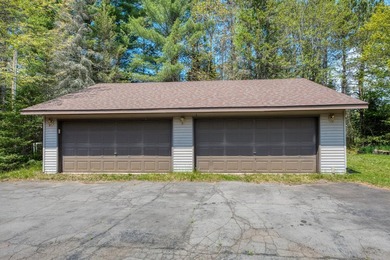 The view steals the show at this Wisconsin River home, where 315 - photo 20