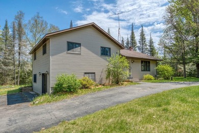 The view steals the show at this Wisconsin River home, where 315 - photo 23