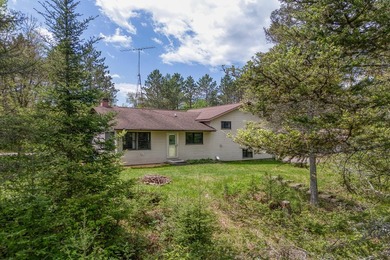 The view steals the show at this Wisconsin River home, where 315 - photo 33