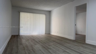 Beautiful and completely updated 1-bedroom, 1.5-bath condo in - photo 3