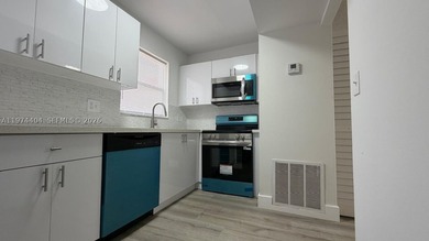 Beautiful and completely updated 1-bedroom, 1.5-bath condo in - photo 4