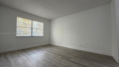 Beautiful and completely updated 1-bedroom, 1.5-bath condo in - photo 6